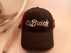 Tradera Keps buick svart med vit text och eld flames> Huvudbonader