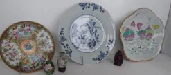 Tradera Kinesiska porslinstallrikar, vas och figurin.> Orientalisk Konst & Porslin