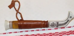 Tradera Knivar & Svärd<KNIV SIGNERAD I.SVONNI , (INGVAR SVONNI ) MED VACKER DEKOR.