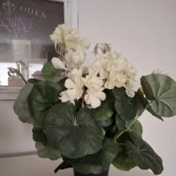 Tradera Konstgjorda Växter<Konstgjord pelargon i kruka. Blommor, pelargoner,konstgjorda växter, dekoration