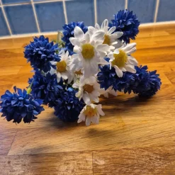 Tradera Konstgjorda Växter<Konstgjorda blommor prästkragar och blå blommor