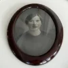 Tradera Äldre mörkbrun oval ram med porträtt^ Ramar