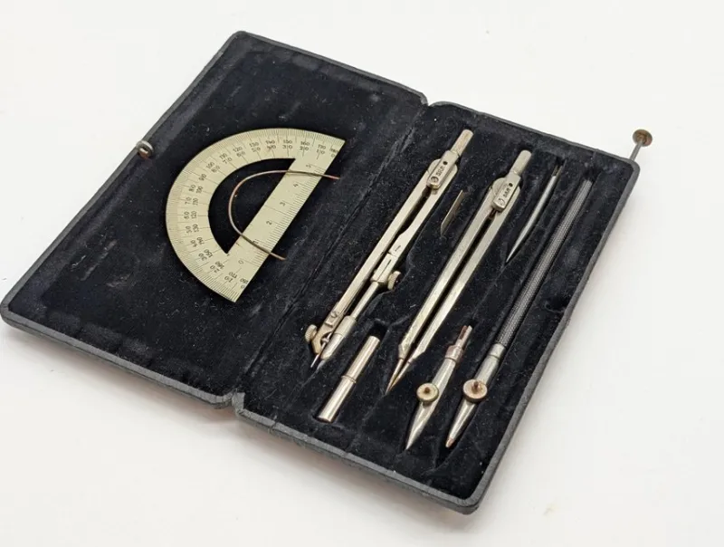 Tradera Technica & Nautica<ÄLDRE SET MED PASSARE OCH RITVERKTYG