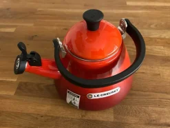 Tradera Le Creuset Vattenkittel 1,6 L Cerise^ Hushållsmaskiner