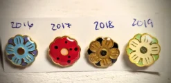 Tradera Majblommor<Majblommor pins 2016-2019