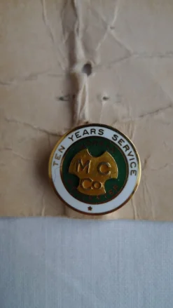Tradera Mobilia<MORGAN emblem pin Ten Years Service 15 mm metall