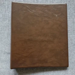 Tradera Album & Tillbehör<Mörkbrunt vykortsalbum med 10 plastfickor, plats för 40 vykort