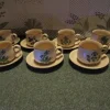Tradera Mycket söt och charmig kaffeservis i beige med fina blomstermotiv> Keramik & Porslin, Svenskt