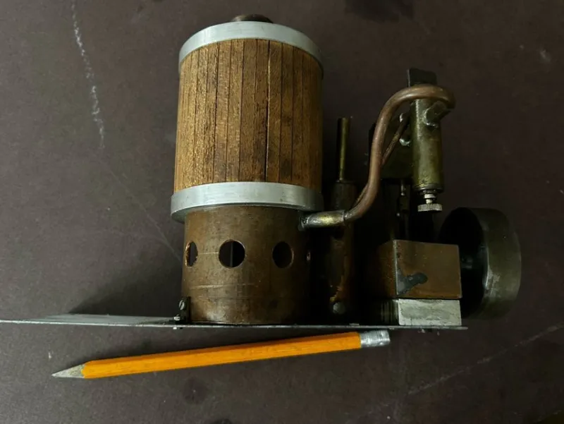 Tradera Technica & Nautica<Ångmaskin i mässing och trä