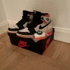 Tradera Herrskor<Nike Air Jordan 1 Retro high electro orange Storlek 42