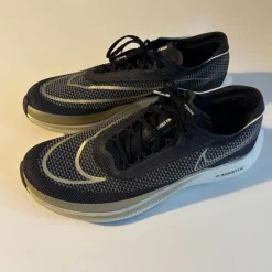 Tradera Löpning<Nike ZoomX Invincible Run Flyknit Löparskor Svart/Guld