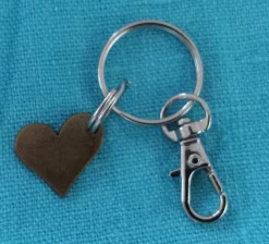 Tradera Nyckelring med litet hjärta och hake #PEACE> Nyckelringar & Nyckelfodral