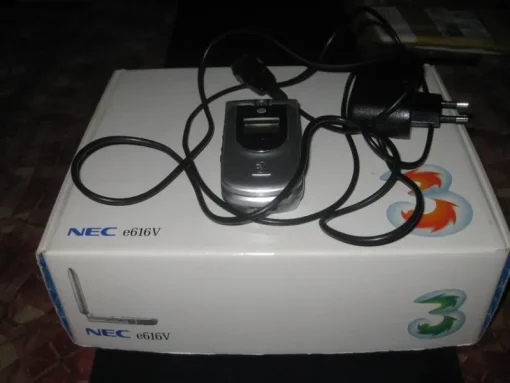 Tradera Mobiltelefoner<OOPPSS!-TRE:S FÖRSTA MOBILTELEFON NEC e 616 V 2003 MED LADDARE OCH TILLBEHÖR