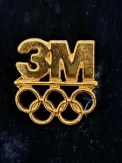 Tradera Olympia<OS REKLAM PIN FRÅN 3M ?? Årtal mm ?