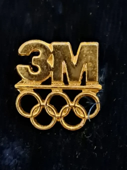 Tradera Olympia<OS REKLAM PIN FRÅN 3M ?? Årtal mm ?