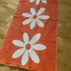 Tradera Pappelina Orange och vit matta med blommor> Mattor