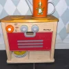 Tradera PLANTOYS Lekkök spis i ekologiskt gummiträ + BAMSE servis kanna + fat> Utklädnad & Rollek