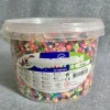 Tradera Playbox of Sweden rörpärlor i hink, grundfärger, ca. 20.000 pärlor^ Smyckestillverkning