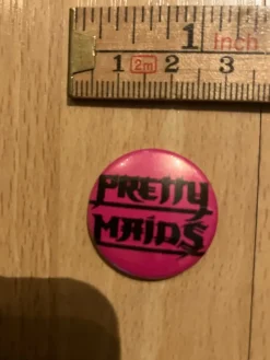 Tradera PRETTY MAIDS - LOGO - KNAPP / BUTTON - NÅL / PIN - FRÅN 1980 TALET SAMFRAKTAR^ Merchandise