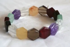 Tradera Armband<Resor armband med olika stenar med fina färger.
