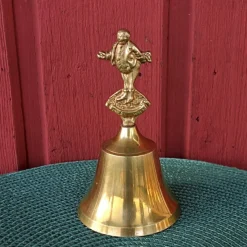 Tradera Retro: bjällra i mässing, dekor av Mr Pickwick, vällingklocka bordsklocka klocka> Tenn & Mässing