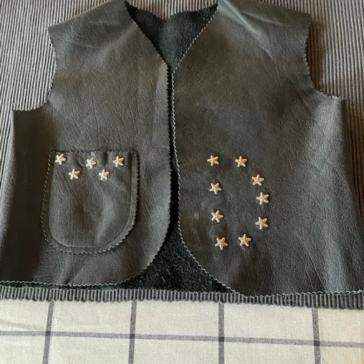 Tradera RETRO SVART SKINNVÄST ,HEMMASYDD,COWBOYSTIL +HÖLSTER TIDIGT 80-TAL> Utklädnad & Rollek