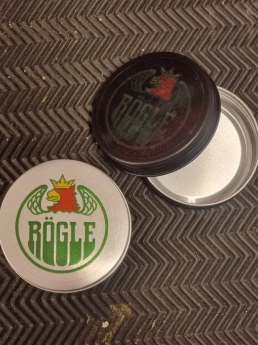 Tradera Tobakiana<Rögle snusdosa i metall 1st