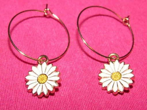 Tradera Egendesignade Smycken<Örhängen med ljusrosa blommor av emalj/rostfritt stål.
