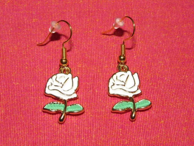 Tradera Egendesignade Smycken<Örhängen med vita rosor av emalj/zinklegering/rostfritt stål.