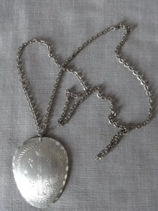 Tradera SAMEHANTVERK, Jokkmokk - handgjort HALSBAND i tenn 5,5 x 4,5 cm - SOM NYTT!!!^ Smycken