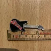Tradera SAXON - LOGO - GITARR PIN - FRÅN 1980 TALET - SAMFRAKTAR^ Merchandise
