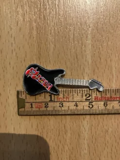 Tradera SAXON - LOGO - GITARR PIN - FRÅN 1980 TALET - SAMFRAKTAR^ Merchandise