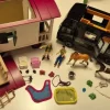 Tradera Schleich hästtransport med tillbehör> Figurer & Leksaksvärldar