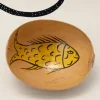 Tradera SKÅL AV KOKOSNÖT DEKORERAD MED FISKMOTIV PÅ INSIDAN, FOLK ART, FOLKKONST^ Dekorationer