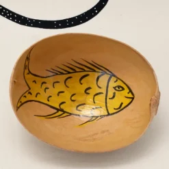Tradera SKÅL AV KOKOSNÖT DEKORERAD MED FISKMOTIV PÅ INSIDAN, FOLK ART, FOLKKONST^ Dekorationer