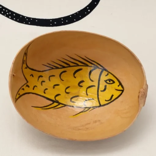 Tradera SKÅL AV KOKOSNÖT DEKORERAD MED FISKMOTIV PÅ INSIDAN, FOLK ART, FOLKKONST^ Dekorationer