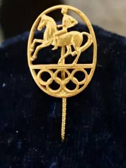 Tradera Olympia<Säljer ett nålmärke från Ryttarolympiaden i sthlm 1956