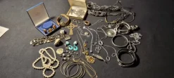 Tradera Smyckespaket<Smyckespaket med bijouterier, silversmycken, bärnsten m.m.