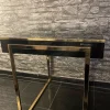 Tradera Snygg svart sidobord med guld ben^ Möbler