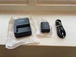 Tradera Sony BC-QZ1 och NP-FZ100 - 1 kr - Fri frakt!^ Kameratillbehör