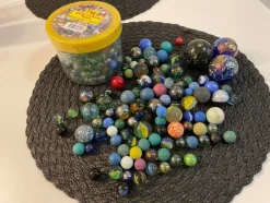 Tradera Spelkulor / puttekulor / glaskulor 2350g varav 1 kg i inplastad och oöppnad burk> Utomhusleksaker
