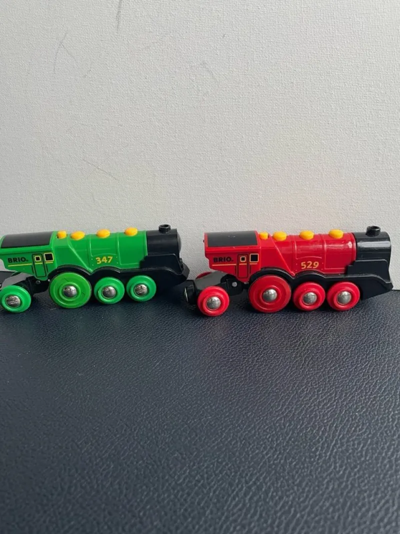 Tradera 2st - BRIO, BATTERIDRIVNA LOK - RÖTT, GRÖNT> Brio & Träleksaker