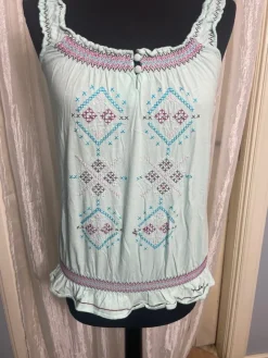Tradera Söt och Färggglad Bondelid turkos topp med broderade detaljer, storlek M^ Damkläder