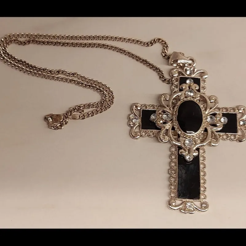 Tradera STORT FINT KORS I SVART OCH SILVERFÄRGAD METALL^ Halsband