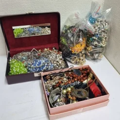 Tradera Smyckespaket<Stort paket smycken bijouterier 9 kg halsband armband ringar hängen mm
