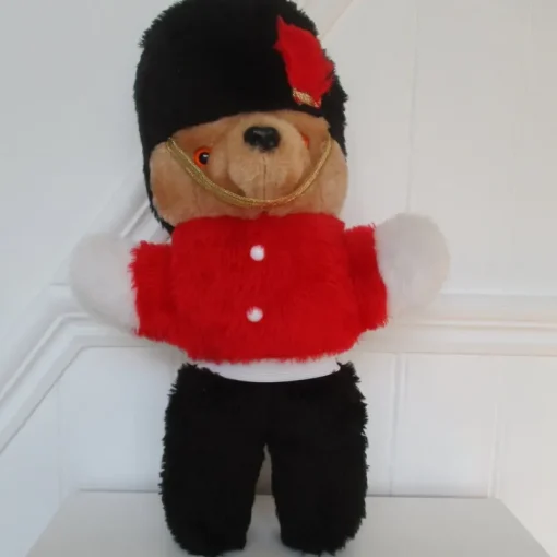 Tradera Nalle- & Teddybjörnar<Sweet dreams / Vintage / Engelsk nalle / kunglig vakt / London / 44 cm lång