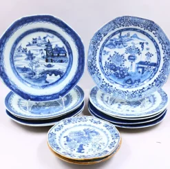 Tradera Tallrikar, 13 st, Kompaniporslin, Kina, 17/1800-tal> Orientalisk Konst & Porslin