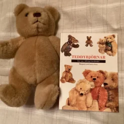 Tradera Nalle- & Teddybjörnar<TEDDYBJÖRN och bok om TEDDYBJÖNENS HISTORIA NYSKICK PRESENT ALLA HJÄRTANS DAG