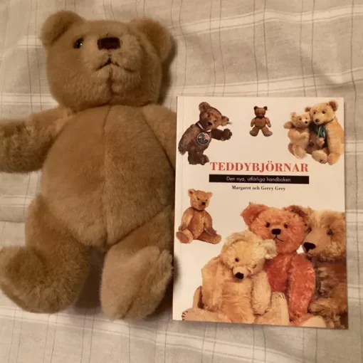 Tradera Nalle- & Teddybjörnar<TEDDYBJÖRN och bok om TEDDYBJÖNENS HISTORIA NYSKICK PRESENT ALLA HJÄRTANS DAG