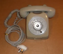 Tradera Fast Telefoni<Telefon grå plast analog med fingerskiva Televerket Sweden 1970-tal rekvisita